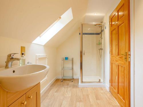 y baño con lavabo y ducha. en 6 Bed in Ullapool CA259, en Ullapool