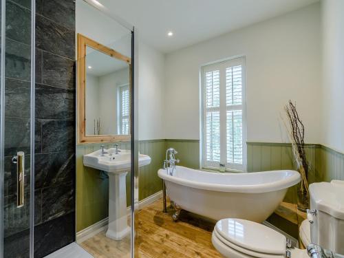 uma casa de banho com uma banheira, um WC e um lavatório. em 4 Bed in Bexhill on Sea 77602 em Bexhill