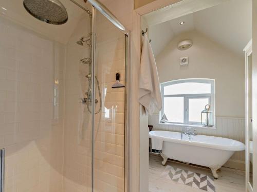 y baño con ducha, bañera y lavamanos. en 2 Bed in Harrogate 74981, en Harrogate