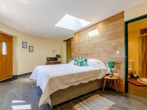 um quarto com uma cama grande e uma parede de madeira em 2 Bed in Westward Ho 77292 em Bideford