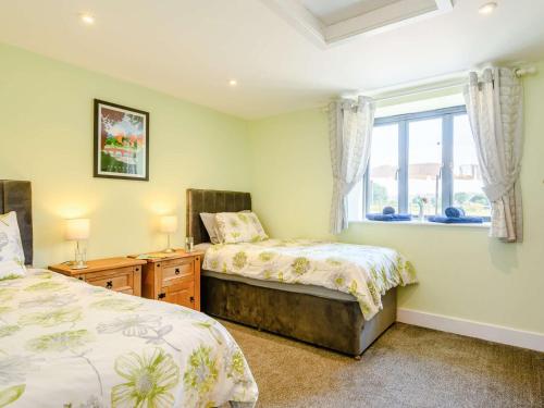 una camera con due letti e una finestra di 2 Bed in Stourhead 66326 a Kilmington