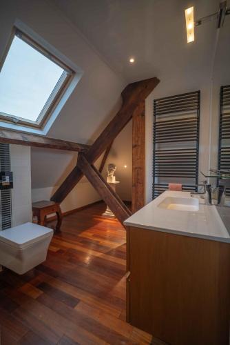 une salle de bain avec un lavabo et des toilettes et une fenêtre dans l'établissement Villa Ellerslie, à Saint-Malo