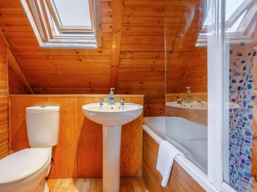 La salle de bains est pourvue de toilettes, d'un lavabo et d'une baignoire. dans l'établissement 1 bed property in Strath CA044, à Gairloch
