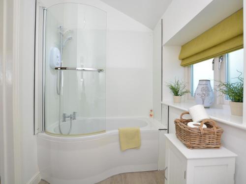 塔特伯里的住宿－2 Bed in Hilton 76519，带淋浴和盥洗盆的白色浴室