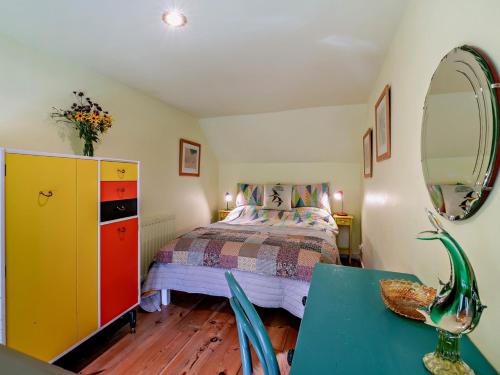 um quarto com uma cama, uma cómoda e um espelho em 1 Bed in Robin Hoods Bay G0191 em Fylingdales