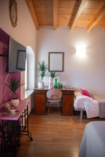a room with a bed and a desk with a bed and a desk at Pietra di Verona Residenza in Verona