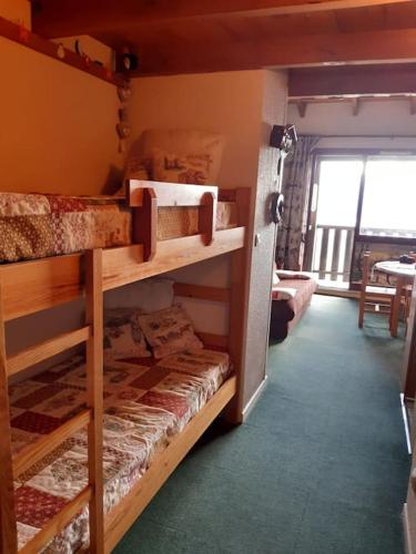 une chambre avec deux lits superposés dans une pièce dans l'établissement Studio mezzanine vue montagne, à Font-Romeu-Odeillo-Via