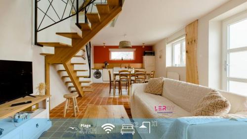 un salon avec un canapé et une table dans l'établissement Les Gîtes Warenne - 1, à Saint-Étienne-au-Mont