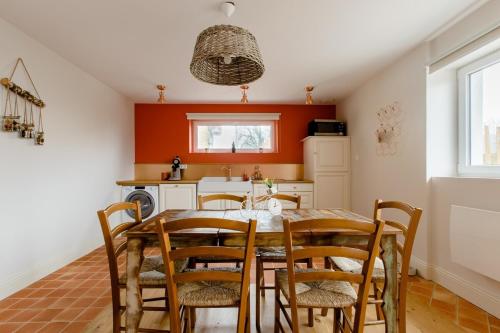 une salle à manger avec une table et des chaises dans une cuisine dans l'établissement Les Gîtes Warenne - 1, à Saint-Étienne-au-Mont