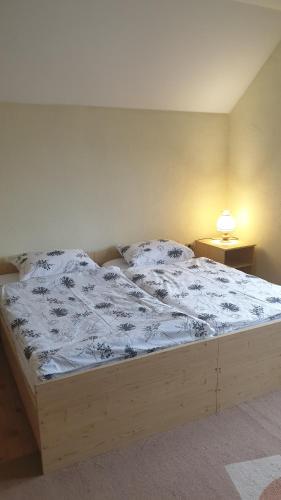 un letto con piumone bianco in una camera da letto di Apartman Darko a Kupres