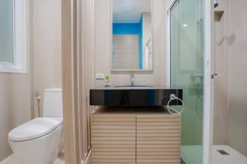 Bilik mandi di Near Beach Two Pool villa 2