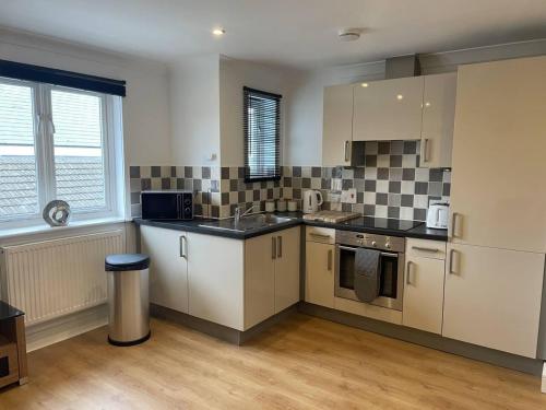 A kitchen or kitchenette at Modern The Mews Apartment