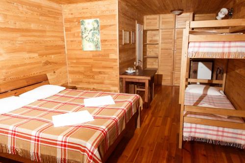 1 Schlafzimmer mit 2 Betten und 1 Etagenbett in der Unterkunft Bereg holiday park in Svetlogorskoye