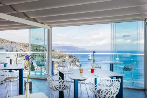 マッサ・ルブレンセにあるVilla Fiorella Art Hotelの海の景色を望むレストラン