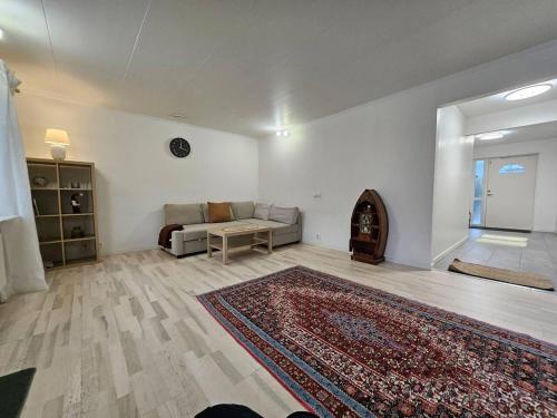 sala de estar con sofá y alfombra en Unic House feeling calmness in Malmo city, en Käglinge