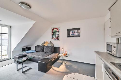 een woonkamer met een bank en een tafel bij Scharhörn - 7 in Cuxhaven
