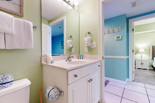 デスティンにあるSterling Shores 510 Destin (Condo)のバスルーム(洗面台、トイレ、鏡付)