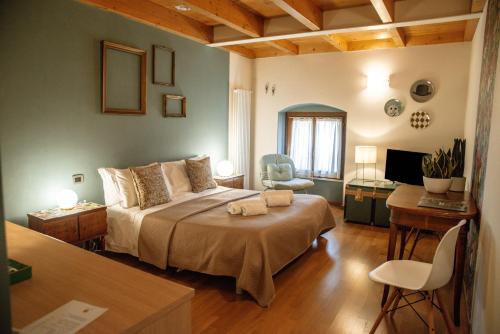 a bedroom with a bed and a desk with a computer at Pietra di Verona Residenza in Verona