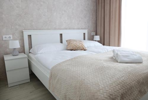 維塔諾瓦的住宿－Rezort pod Roháčmi，一间卧室设有两张白色的床和窗户
