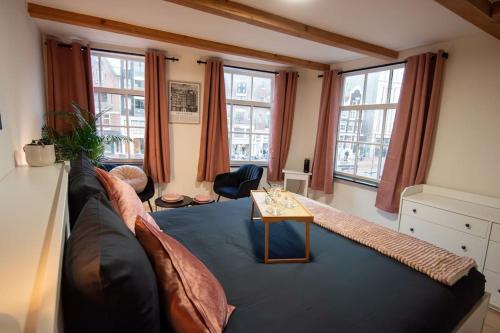 sala de estar con sofá y mesa en Best Neighbourhood Apartment en Ámsterdam