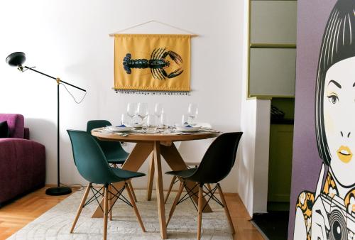 comedor con mesa y sillas en La Maison, en Niš