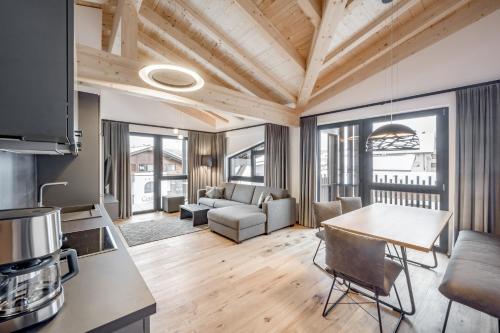uma cozinha e sala de estar com uma mesa e um sofá em Summit Seefeld em Seefeld no Tirol