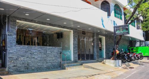 un bâtiment en briques avec des motocycles garés à l'extérieur. dans l'établissement Hotel Dev Haweli , Port Blair, à Port Blair