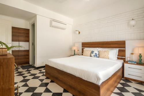 El Tesoro 2BHK Elegant Apartments in Siolim with Pool- 10 mins Drive to Assagaoにあるベッド