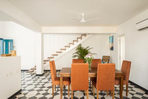 El Tesoro 2BHK Elegant Apartments in Siolim with Pool- 10 mins Drive to Assagaoにあるシーティングエリア