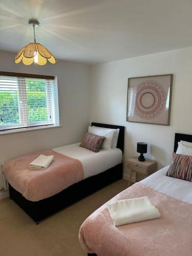 Llit o llits en una habitació de Lakeside apartment with FREE parking / M25