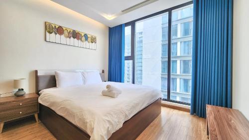 - une chambre avec un lit doté d'un ours en peluche dans l'établissement Vinhomes Metropolis Residence, à Hanoï