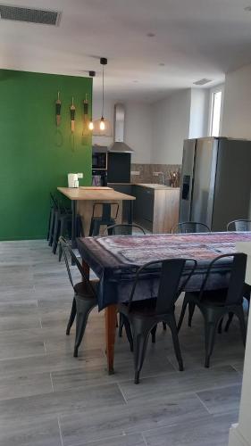 une pièce avec une table et des chaises dans une cuisine dans l'établissement Le Maricou 120m2 totalement rénové terrasse 40m2, à Châtillon-en-Diois
