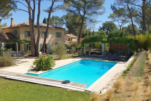 une grande piscine devant une maison dans l'établissement Bastide avec grande piscine face à Sainte Victoire, à Rousset