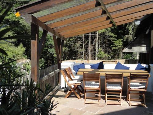 a patio with a table and chairs under a pergola at Gillausklause - eine Insel im Wald - Waldviertel in Gillaus