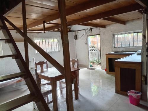 eine Küche mit einem Tisch und Stühlen im Zimmer in der Unterkunft Casa España in Puerto Jiménez
