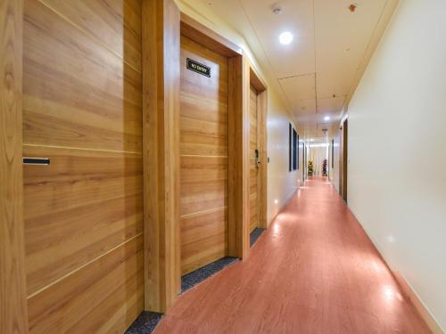 a hallway with wood paneling and a long corridor at Hotel Anju Shree Inn-Near Jaipur Airport Terminal 1 in Jaipur