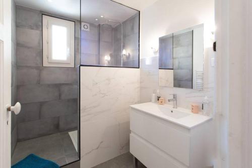 a white bathroom with a sink and a shower at L1 Suite Auguste Valensin 10 min à pied Mer Clim&WIFI in Nice