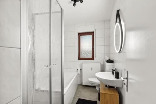 y baño con lavabo, aseo y ducha. en Amalfi Apartment A03 - 3 Zi.+ bequeme Boxspringbetten + smart TV, en Eltville am Rhein