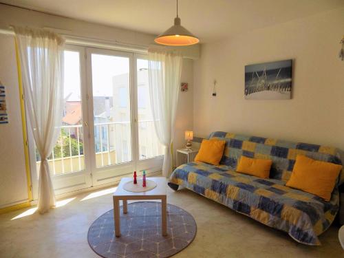 un salon avec un canapé et une table dans l'établissement Royan - STUDIO LUMINEUX au calme - 30m de la PLAGE - Quartier du PARC, à Royan