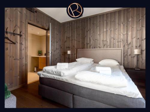 En eller flere senge i et værelse på Fyri Resort nr 14