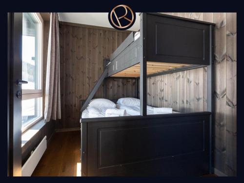 ヘムセダールにあるFyri Resort nr 14の二段ベッド1組(階段付)が備わる二段ベッド1組が備わる客室です。