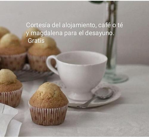 een tafel met een cupcake en een kopje koffie bij Acogedor apartamento JV36 in Córdoba