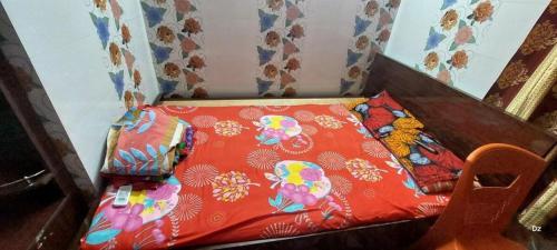 - une petite cabine avec 2 oreillers dans l'établissement PRATIMA GUEST HOUSE , Kolkata, à Kolkata
