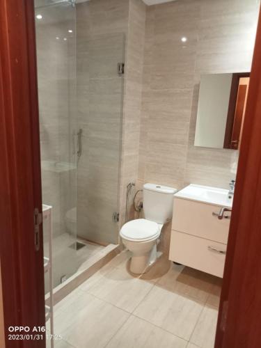 La salle de bains est pourvue de toilettes, d'une douche et d'un lavabo. dans l'établissement Appartement Prestigia Marrakech, à Marrakech