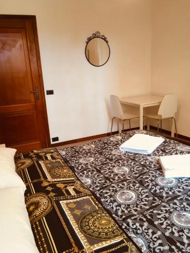 1 dormitorio con cama, mesa, mesa y sillas en San Giovanni Apartment, en Roma
