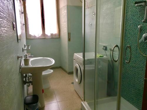 y baño con aseo, lavabo y ducha. en San Giovanni Apartment, en Roma