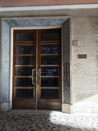 una entrada a un edificio con puerta de madera en San Giovanni Apartment, en Roma