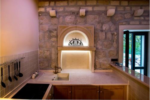 une cuisine avec un évier et une fenêtre dans l'établissement La Dorada Holiday Home, à Trsteno