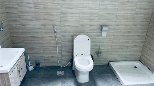 達累斯薩拉姆的住宿－Morris Multi，一间带卫生间和淋浴的浴室