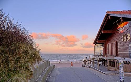 a building on the beach next to the ocean at Komfort Appartement Sylt - direkt am Strand - in Westerland (Sylt)